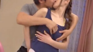 ジムのインストラクターが巨乳の生徒を挑発し、性行為に持ち込む。