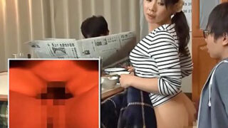 隣の夫がいるのにこたつで不倫する人妻