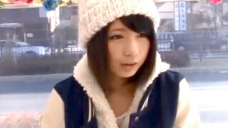媚薬を盛られた素人娘がマッサージ中に発情し、顔射＆セックスへと展開する。