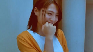 恥じらいの素人妻がカメラの前で初めてのセックス