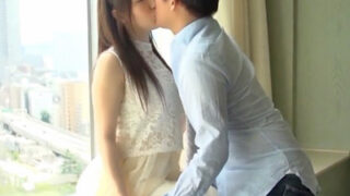 白い肌の美少女が真昼間にホテルに連れ込まれ、甘いイチャラブ恋人同士で激しいファックする。