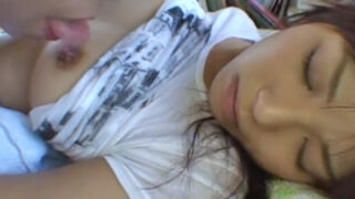 眠り中に乳首をいじられ、起こされて火が付く美女