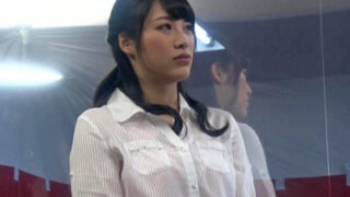 魔法のミラー越しに旦那がいるのに、野球拳が罰ゲームで不倫セックスへとエスカレート。