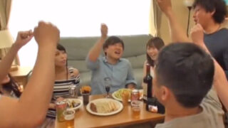 ノリノリの就活生が王様ゲームで過激な指示に従う。