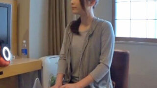 買い物帰りの美人妻をナンパし、ホテルで顔射