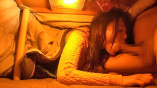 コタツで密かに不倫に溺れる人妻たち。