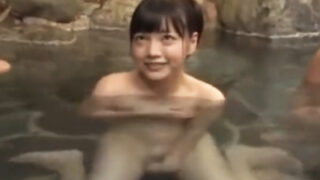 混浴の美少女がインタビュー中に中出しパコ