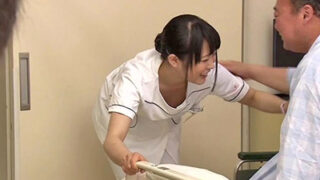 胸チラに気づかないナースに患者のアソコが元気になる
