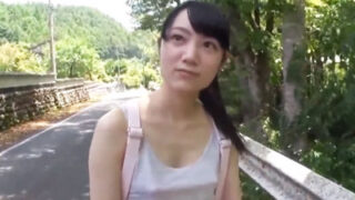 田舎で出会った貧乳の少女を騙して強制性交し、中出し。