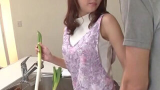 美人義母に手を出す娘婿。