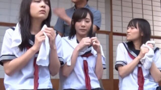 雨に濡れた田舎の美少女JKを暴力的に性的に描いた作品