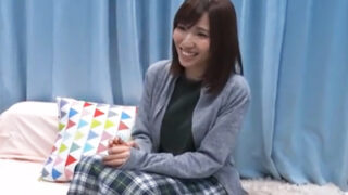 依頼した奥様が自ら興奮し股を開く