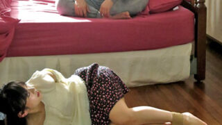 自宅に潜むレイプ犯に襲われるOL