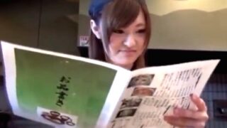 イケメン客にナンパされ、店員が付いていく。