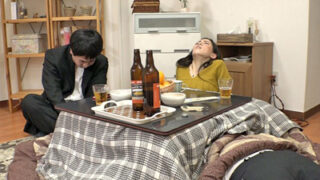 コタツで静かに寝取られる人妻