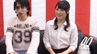 魔镜越しに旦那を見ながらハメられる美人若妻