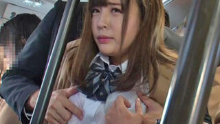 痴漢に服を奪われ、パニック状態で絶頂するJK