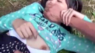 人気のない道を歩くJSが拉致され、中出しレイプで放置される。