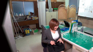 清掃バイトの美女が同僚に輪姦される