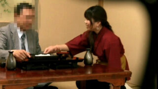 出張先の旅館で仲居を押し倒す