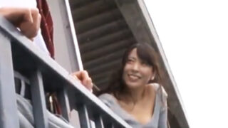 隣の部屋のブラなしお姉さんが好意を抱き、ラッキーにパコが実現した。