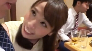 同窓会で美人妻に勃起し、こっそり店内でエッチ