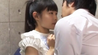 体育倉庫でロリ少女を犯す変態教師