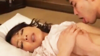 熟女ママが息子の肉棒に感じる