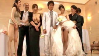 結婚式で家族が委縮、乱交が始まる貞操観念崩壊の世界