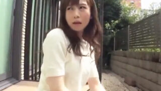 欲求不満妻が自宅撮影で落ち着かず、ハメられる。