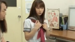 悪徳医師による妊娠検査での強制中出しで揺れるJKの悲劇