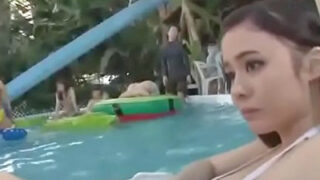 水着の紐が外れたプールの美女を中出しレイプ