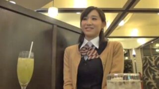 真面目なデパート販売員が日常を忘れ、SEXに没頭