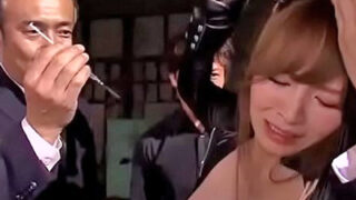 媚薬で口を封じられ、レイプされるスパイ女性。