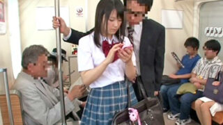 スマホに没頭するJKは痴漢にも気づかない集中力