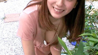 胸元が開いた服で胸チラ誘惑し、セックスへとつなげる。