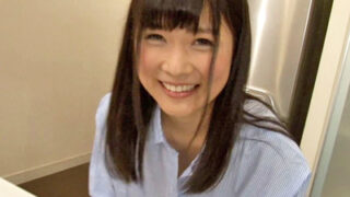 貧乳美少女が服の隙間から胸見え、乳首イキで淫乱化