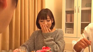 美しい若妻が部下を誘惑し、ハードな不倫セックスを楽しむ。