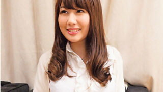 巨乳妻が年下男性のキスで濡れ、生ちんぽを包む