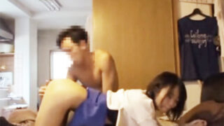 監視付き部屋で老人が無邪気な少女を襲う