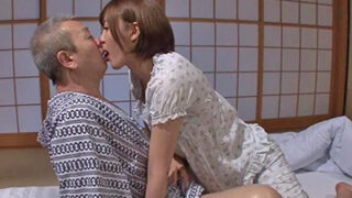 情が芽生えた老人への抵抗ができず、流されるヘルパー