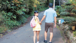 中出し後に性器を栓する変態オヤジが、本気でロリ少女と子作りを狙う作品