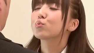 JKの三上悠亜が先生を誘惑し、保健室で青春のセックスを求める。