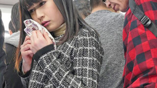 満員電車で柔らかな尻に興奮し痴漢行為に及ぶ乗客。