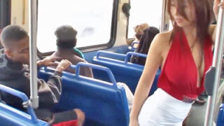 日本の痴女が外国バスで黒人男性を前に腰を揺らし誘う。