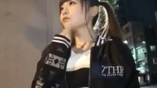 深夜の街で一人歩く関西弁ギャルを口説き、自宅に連れ込む。