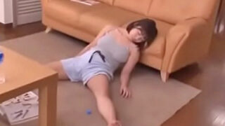 無防備な姉が中出しされる