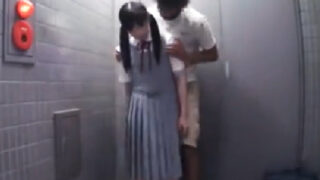 マンション廊下でミニマムJKにイラマ発射するダメ大人