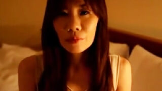 出されたチンポに満足した素人熟女