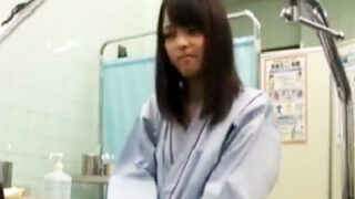 検診中に電マとローターで攻められ、医者に中出しされるロリ少女